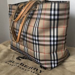 🔥HOT PICS🔥SALE 🔥AUTHENTIC/VINTAGE BURBERRY LABEL BAG.